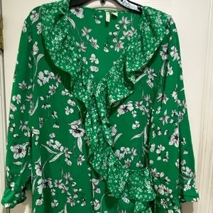 Women’s size 18/20 blouse in excellent condition.